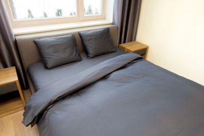 Tyynyliina antrasiitin harmaa yksivärinen satiini 50x70